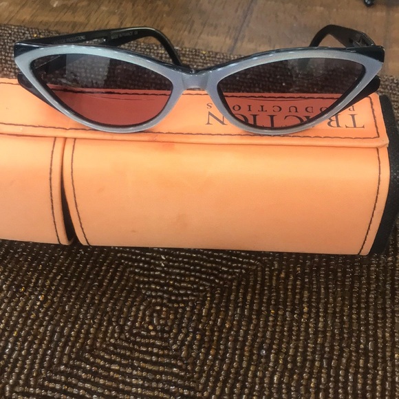 TRACTION PRODUCTIONS Accessories - Traction glasses/sunglasses. Black/silver